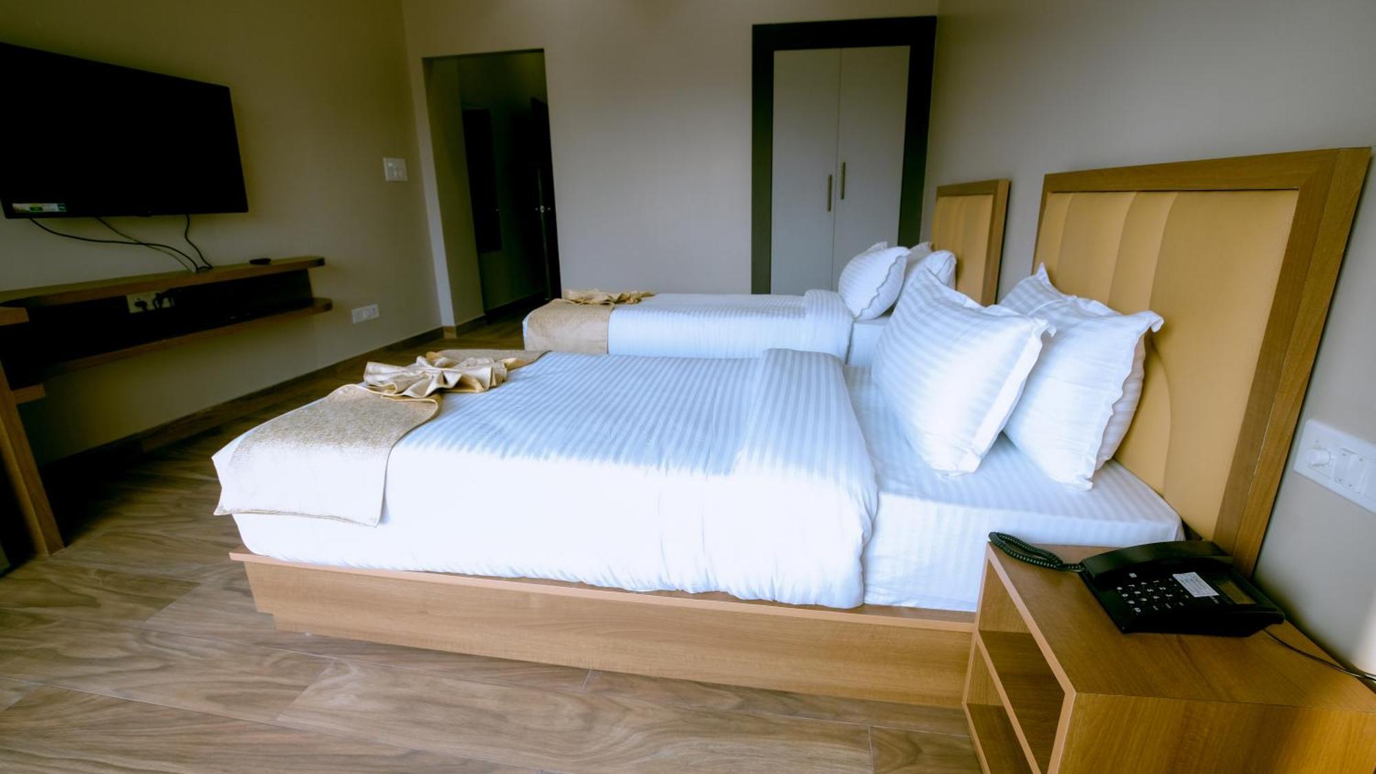 Finn'S Weaver Resort, Kāziranga Extérieur photo