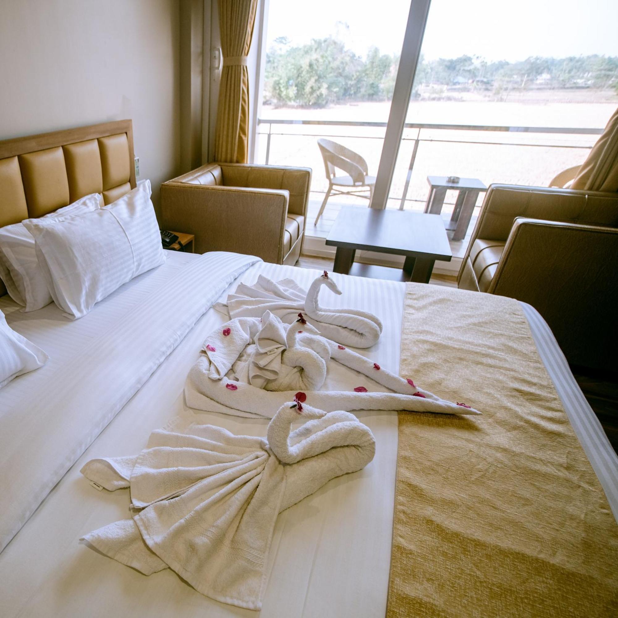 Finn'S Weaver Resort, Kāziranga Extérieur photo